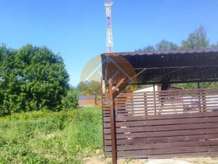 стальной навес с двускатной крышей из металлочерепицы