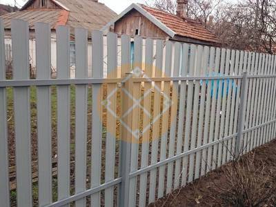 Забор из евроштакетника с двусторонним окрасом на металлических столбах